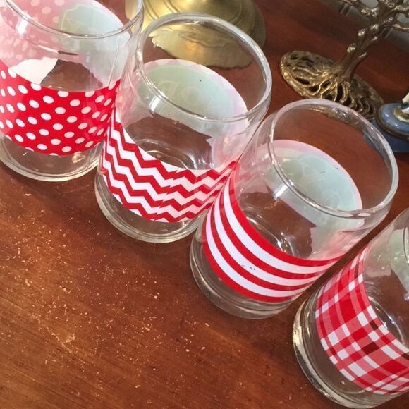 TMD Holdings 4 piece Christmas glasses set - Picture 7 of 10